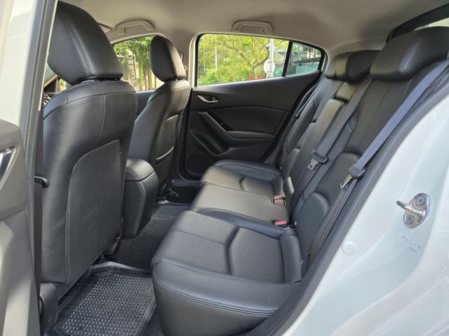 快立嚴選❱❱❱ⓎⒺⓈ認證車2019年型式【尊榮進化版】曜雪白✴僅跑四萬八❏原漆原鈑件❏LED頭尾燈❏盲點❏導航❏原廠保養  第18張相片