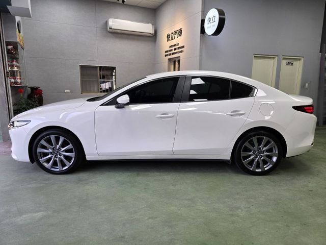 快立嚴選❱❱❱ⓎⒺⓈ認證車2023年【P版】曜雪白✴僅跑四萬❏原漆原鈑件❏ALH智慧型頭燈❏環景❏盲點❏皮椅❏原廠保養✔  第4張相片