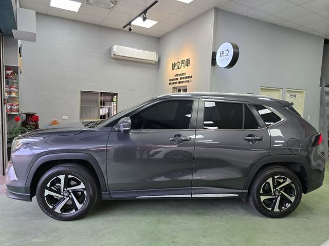 快立嚴選❱❱❱ⓎⒺⓈ認證車2024年型式【潮玩版】雲河灰✴僅跑一萬二❏原漆原鈑件❏電尾門❏盲點❏跟車❏原廠保固中❏可全貸  第4張相片