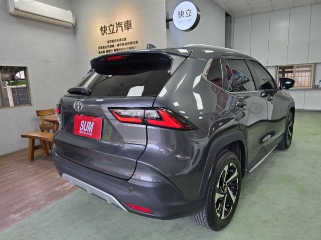 快立嚴選❱❱❱ⓎⒺⓈ認證車2024年型式【潮玩版】雲河灰✴僅跑一萬二❏原漆原鈑件❏電尾門❏盲點❏跟車❏原廠保固中❏可全貸  第5張相片