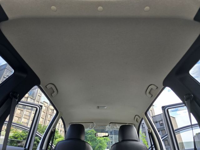 快立嚴選❱❱❱ⓎⒺⓈ認證車2015年7月【行家影音版】星辰銀✴僅跑四萬六❏全車100%原漆原鈑件❏皮椅❏影音❏可全額貸款  第11張相片