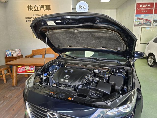 快立嚴選❱❱❱ⓎⒺⓈ認證車2017年型式【小改款⭑尊榮型】星燦藍✴僅跑十一萬❏空力套件❏導航❏定速❏皮椅❏恆溫❏可全額貸  第7張相片
