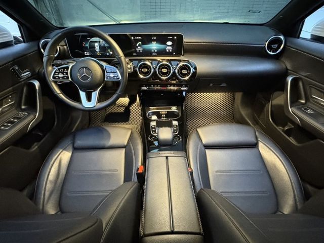 ㊣Benz A200/原鈑件/珍珠白+黑車頂/CarPlay/免鑰匙/換檔撥片/定速巡航/前後雷達/倒車影像/電動座椅  第6張相片