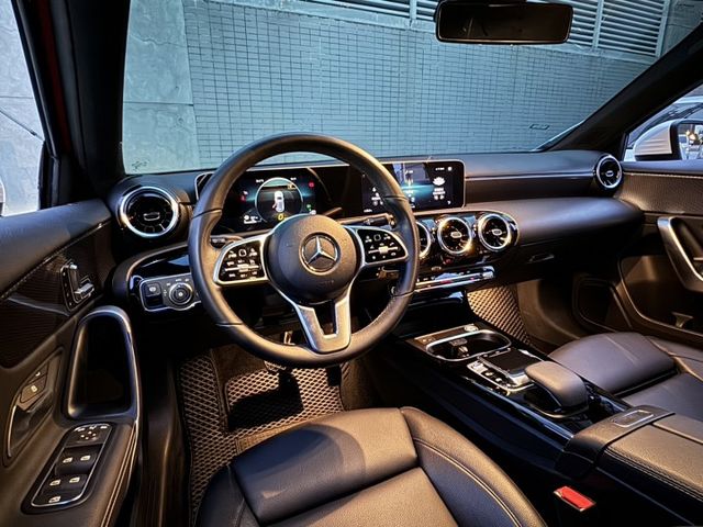 ㊣Benz A200/原鈑件/珍珠白+黑車頂/CarPlay/免鑰匙/換檔撥片/定速巡航/前後雷達/倒車影像/電動座椅  第11張相片
