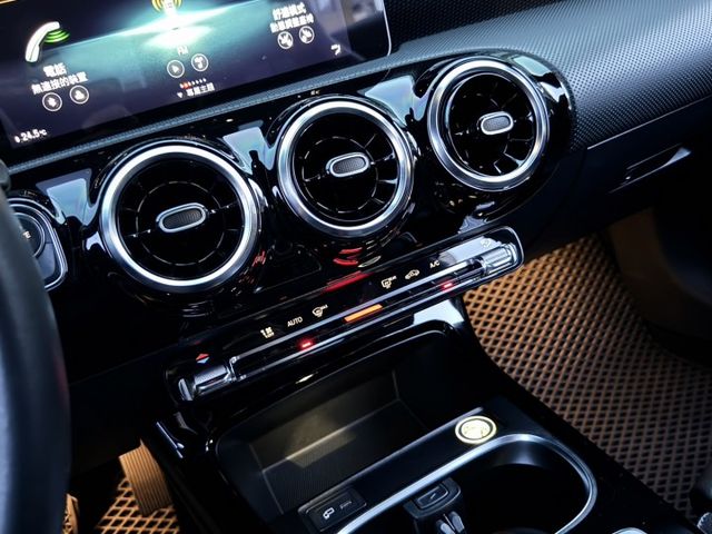 ㊣Benz A200/原鈑件/珍珠白+黑車頂/CarPlay/免鑰匙/換檔撥片/定速巡航/前後雷達/倒車影像/電動座椅  第13張相片