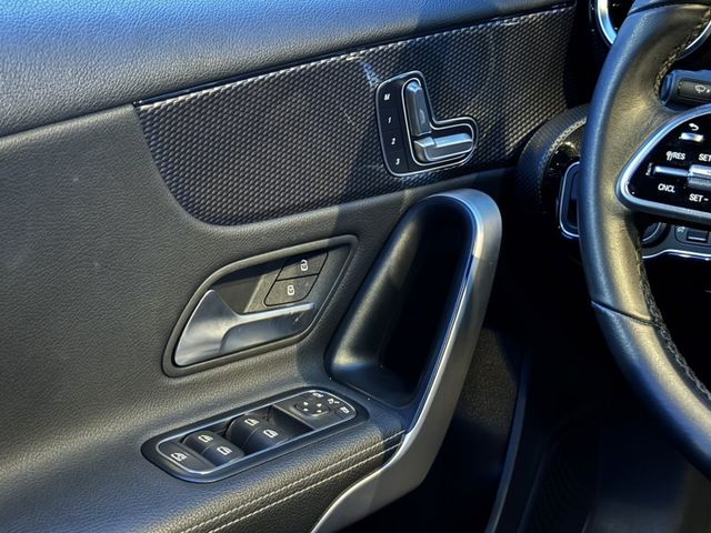 ㊣Benz A200/原鈑件/珍珠白+黑車頂/CarPlay/免鑰匙/換檔撥片/定速巡航/前後雷達/倒車影像/電動座椅  第17張相片