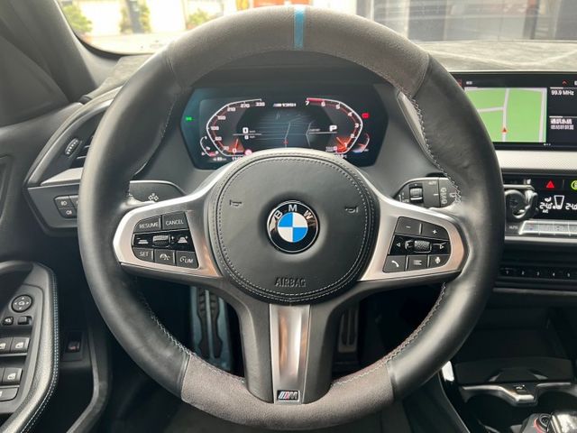 BMW 118i Edition M M版空力套件/跑車座椅/藍安全帶/免鑰啟動/摸門/盲點/VVS閥門尾段  第10張相片