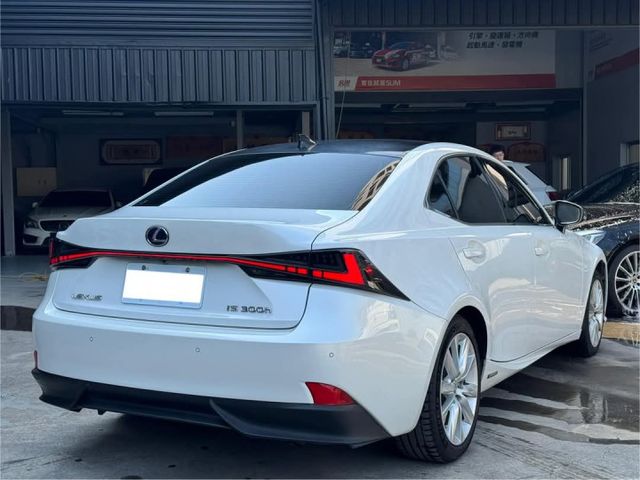 LEXUS IS300h 頂級Nivi 認證車 改F-Sport包 一字尾燈  第2張相片