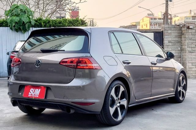 VW GTI 全原廠 無惡操 低里程 經典菱格紋座椅 CarPlay 免鑰匙 摸門 定速 倒車顯影  第2張相片