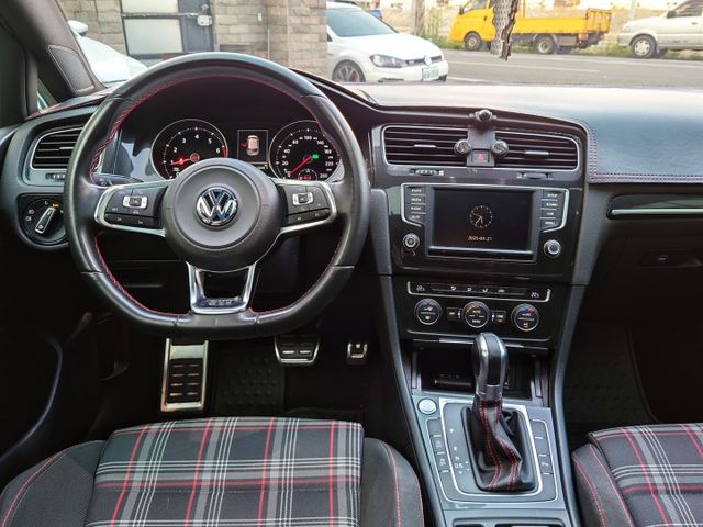 VW GTI 全原廠 無惡操 低里程 經典菱格紋座椅 CarPlay 免鑰匙 摸門 定速 倒車顯影  第5張相片