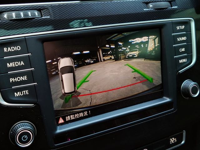 VW GTI 全原廠 無惡操 低里程 經典菱格紋座椅 CarPlay 免鑰匙 摸門 定速 倒車顯影  第12張相片