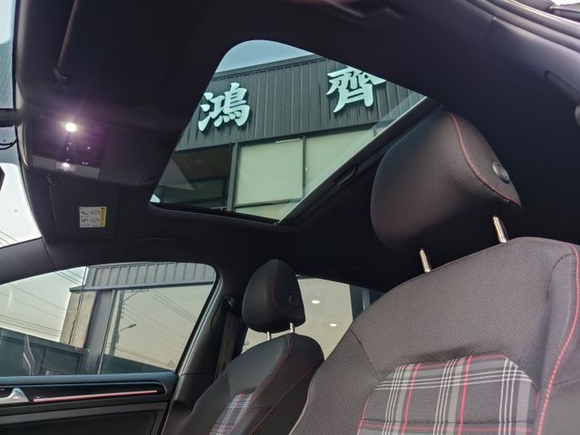 VW GTI 全原廠 無惡操 低里程 經典菱格紋座椅 CarPlay 免鑰匙 摸門 定速 倒車顯影  第16張相片