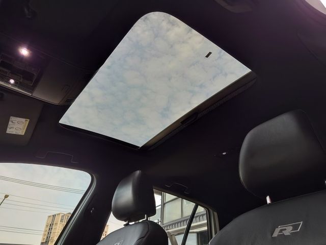GOLF 280TSI RLine低里程 ACC跟車 盲點 液晶儀表 換檔撥片 CarPlay 倒車顯影 免鑰匙 摸門  第16張相片