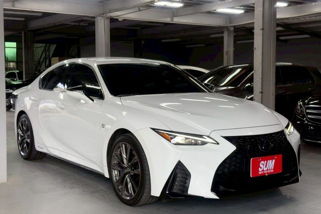 Is300h F-sport 免鑰啟動 摸門 ACC跟車 車道維持 倒車顯影 盲點 車道偏離警示 雙前電熱椅 恆溫空調  第1張相片