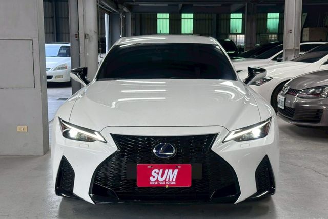 Is300h F-sport 免鑰啟動 摸門 ACC跟車 車道維持 倒車顯影 盲點 車道偏離警示 雙前電熱椅 恆溫空調  第2張相片