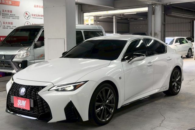 Is300h F-sport 免鑰啟動 摸門 ACC跟車 車道維持 倒車顯影 盲點 車道偏離警示 雙前電熱椅 恆溫空調  第3張相片