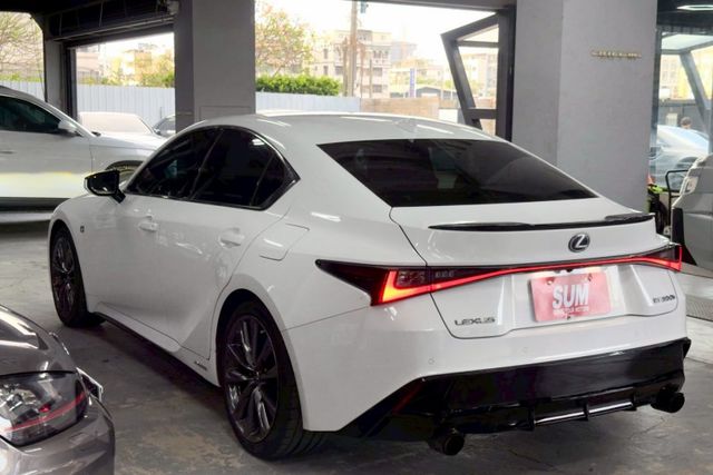 Is300h F-sport 免鑰啟動 摸門 ACC跟車 車道維持 倒車顯影 盲點 車道偏離警示 雙前電熱椅 恆溫空調  第4張相片