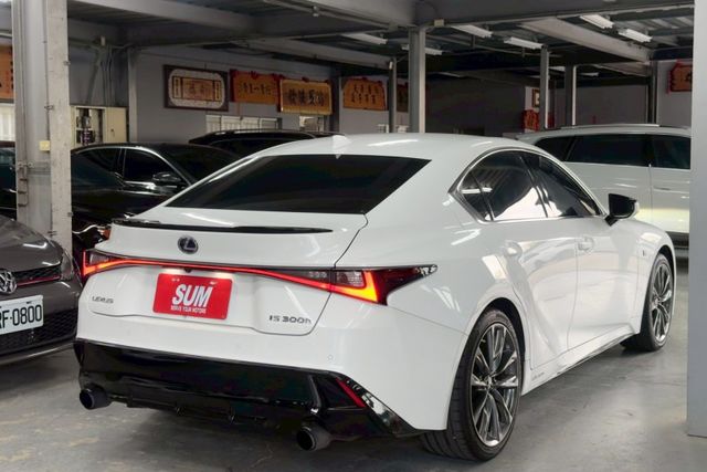 Is300h F-sport 免鑰啟動 摸門 ACC跟車 車道維持 倒車顯影 盲點 車道偏離警示 雙前電熱椅 恆溫空調  第5張相片