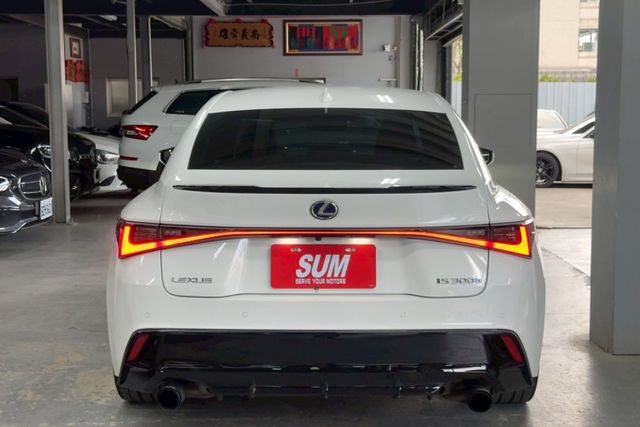 Is300h F-sport 免鑰啟動 摸門 ACC跟車 車道維持 倒車顯影 盲點 車道偏離警示 雙前電熱椅 恆溫空調  第6張相片