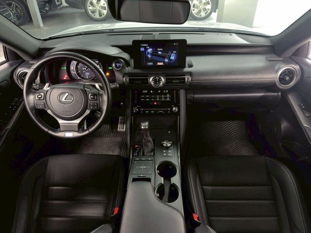 Is300h F-sport 免鑰啟動 摸門 ACC跟車 車道維持 倒車顯影 盲點 車道偏離警示 雙前電熱椅 恆溫空調  第9張相片