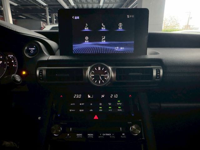 Is300h F-sport 免鑰啟動 摸門 ACC跟車 車道維持 倒車顯影 盲點 車道偏離警示 雙前電熱椅 恆溫空調  第12張相片
