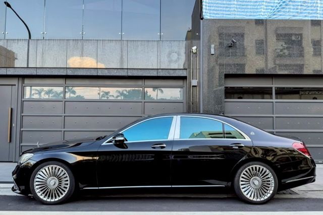 S550 全車邁巴赫套件 柏林 氣壓懸吊 全景天窗 電吸門 電尾門 雙前記憶電熱通風座 液晶螢幕  第3張相片