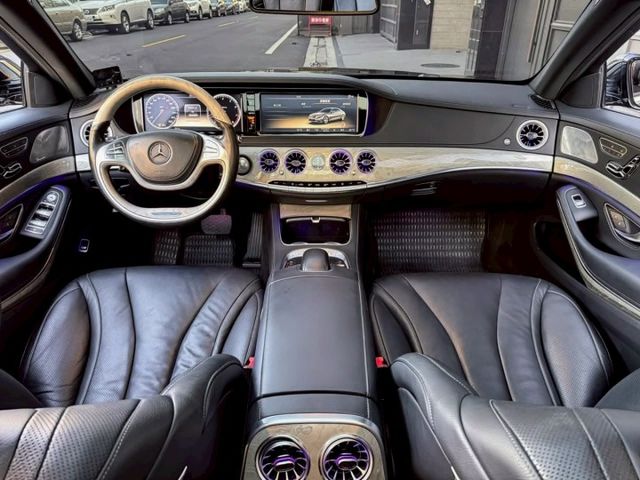 S550 全車邁巴赫套件 柏林 氣壓懸吊 全景天窗 電吸門 電尾門 雙前記憶電熱通風座 液晶螢幕  第4張相片
