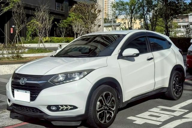 HR-V S版 LED頭燈/日行燈/6安全氣囊/免鑰摸門/換檔撥片/安卓機/恆溫空調/倒車顯影  第1張相片