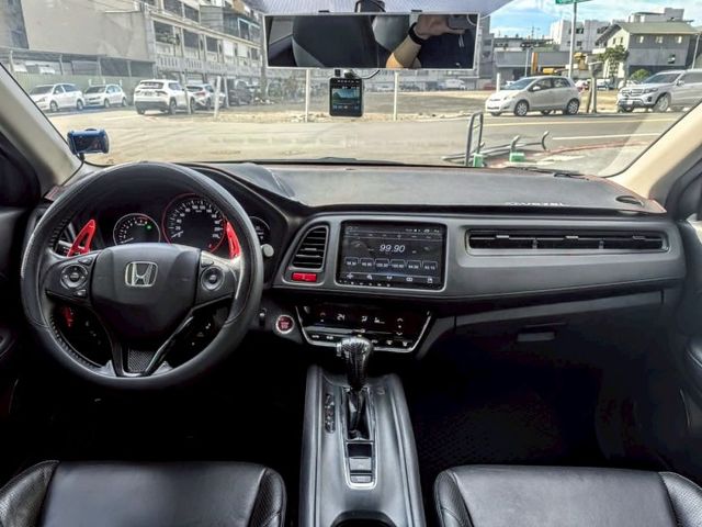 HR-V S版 LED頭燈/日行燈/6安全氣囊/免鑰摸門/換檔撥片/安卓機/恆溫空調/倒車顯影  第3張相片