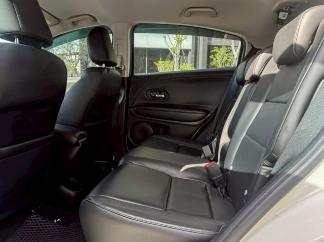HR-V S版 LED頭燈/日行燈/6安全氣囊/免鑰摸門/換檔撥片/安卓機/恆溫空調/倒車顯影  第7張相片