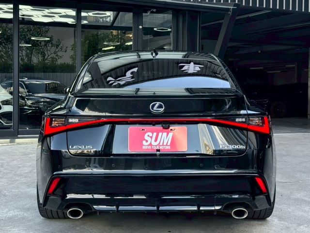 Is300h F-sport 免鑰啟動 摸門解鎖 ACC 車道維持 定速巡航 倒車顯影  盲點偵測 車道偏離 雙前電熱椅  第2張相片
