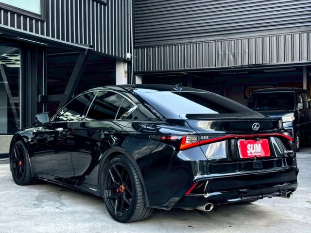 Is300h F-sport 免鑰啟動 摸門解鎖 ACC 車道維持 定速巡航 倒車顯影  盲點偵測 車道偏離 雙前電熱椅  第3張相片