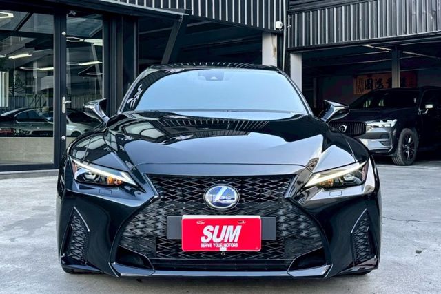Is300h F-sport 免鑰啟動 摸門解鎖 ACC 車道維持 定速巡航 倒車顯影  盲點偵測 車道偏離 雙前電熱椅  第4張相片