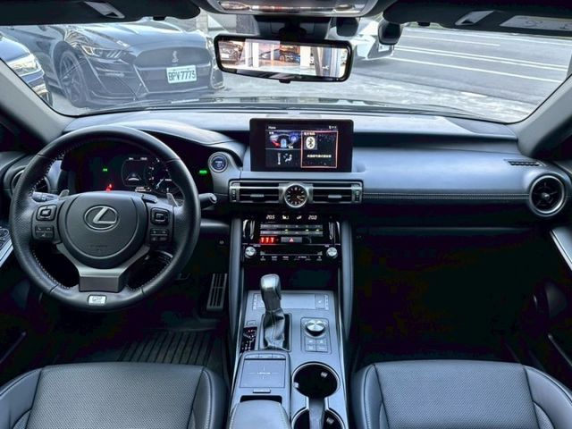 Is300h F-sport 免鑰啟動 摸門解鎖 ACC 車道維持 定速巡航 倒車顯影  盲點偵測 車道偏離 雙前電熱椅  第5張相片