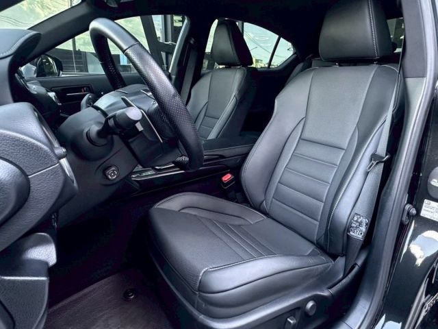 Is300h F-sport 免鑰啟動 摸門解鎖 ACC 車道維持 定速巡航 倒車顯影  盲點偵測 車道偏離 雙前電熱椅  第12張相片