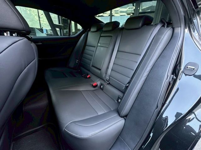 Is300h F-sport 免鑰啟動 摸門解鎖 ACC 車道維持 定速巡航 倒車顯影  盲點偵測 車道偏離 雙前電熱椅  第13張相片