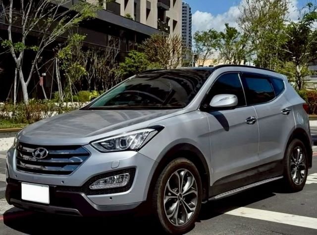 Santafe 皇家款 五座 定速/免鑰/摸門/倒車顯影/停車輔助/雙前電熱電動椅/雙區恆溫/全景天窗  第1張相片