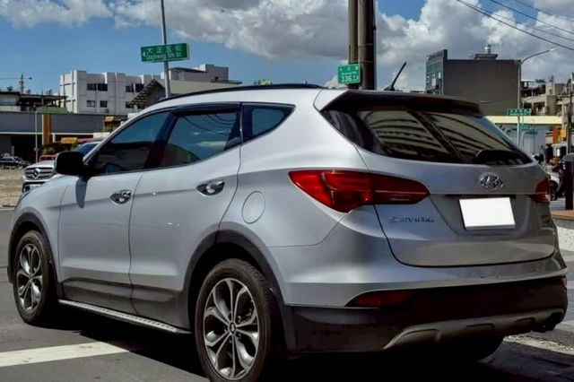 Santafe 皇家款 五座 定速/免鑰/摸門/倒車顯影/停車輔助/雙前電熱電動椅/雙區恆溫/全景天窗  第2張相片
