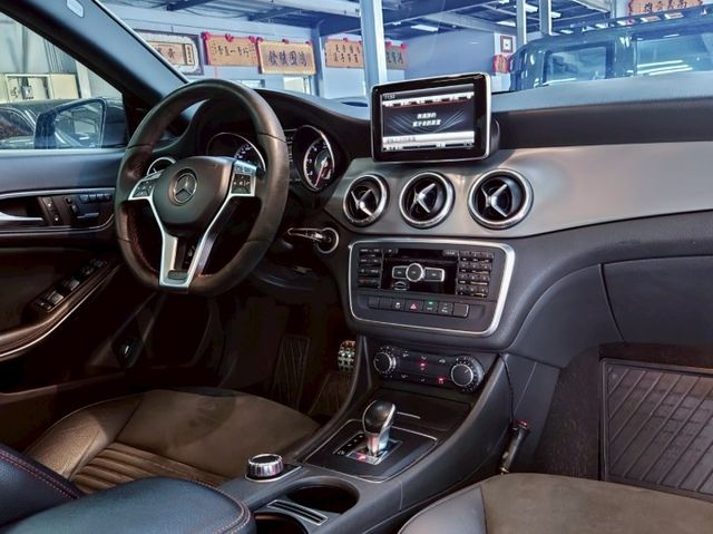 Cla45 AMG套件 快控方向盤 換檔撥片 定速巡航 倒車顯影 電動天窗 雙區恆溫 雙前電動記憶座椅 天窗  第5張相片