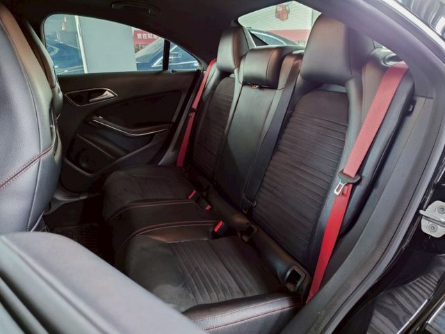 Cla45 AMG套件 快控方向盤 換檔撥片 定速巡航 倒車顯影 電動天窗 雙區恆溫 雙前電動記憶座椅 天窗  第7張相片