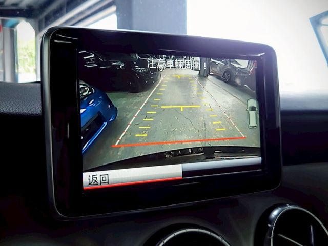 Cla45 AMG套件 快控方向盤 換檔撥片 定速巡航 倒車顯影 電動天窗 雙區恆溫 雙前電動記憶座椅 天窗  第11張相片