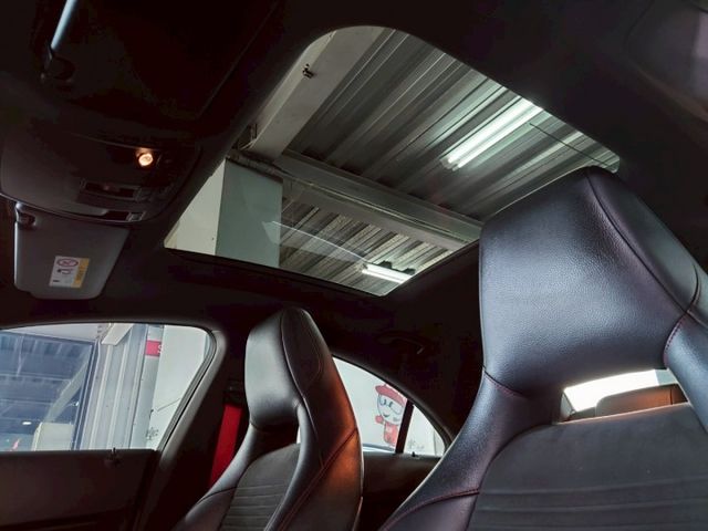 Cla45 AMG套件 快控方向盤 換檔撥片 定速巡航 倒車顯影 電動天窗 雙區恆溫 雙前電動記憶座椅 天窗  第12張相片