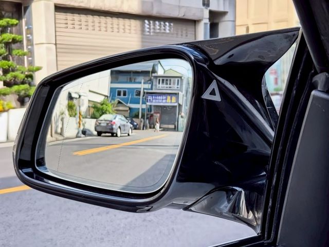 420iGC M-sport  免鑰 摸門 換檔撥片 定速盲點 雙前電動椅 駕駛座記憶 倒車顯影 電動天窗 丁字褲方向盤  第6張相片