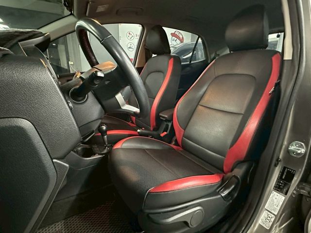 Picanto GT Line 摸門解鎖 定速系統 免鑰匙啟動 倒車顯影 倒車雷達 快控方向盤 胎壓警示 恆溫空調  第6張相片