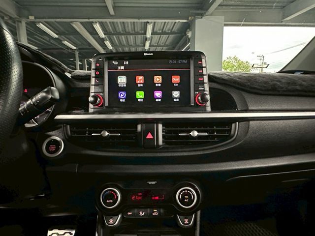 Picanto GT Line 摸門解鎖 定速系統 免鑰匙啟動 倒車顯影 倒車雷達 快控方向盤 胎壓警示 恆溫空調  第9張相片