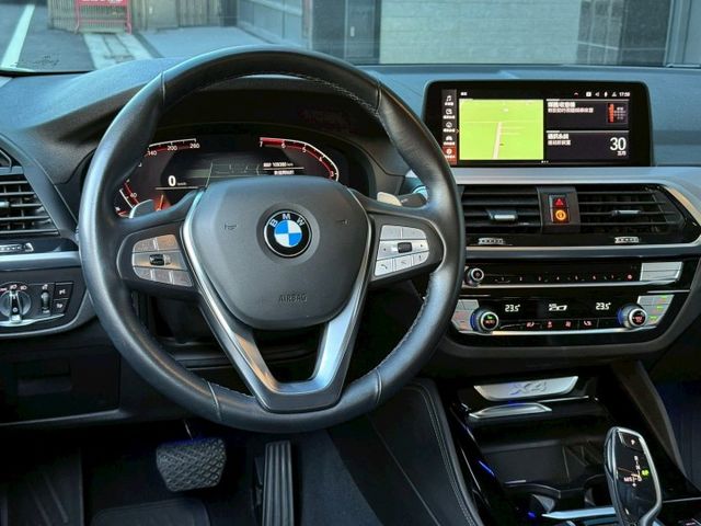 X4 20i 5AT跟車 定速 車道置中 盲點 摸門 免鑰啟動 360環景 雷達 HK音響 抬頭顯示 虛擬儀表 三區恆溫  第3張相片