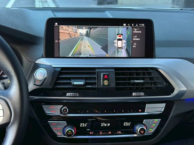 X4 20i 5AT跟車 定速 車道置中 盲點 摸門 免鑰啟動 360環景 雷達 HK音響 抬頭顯示 虛擬儀表 三區恆溫  第6張相片