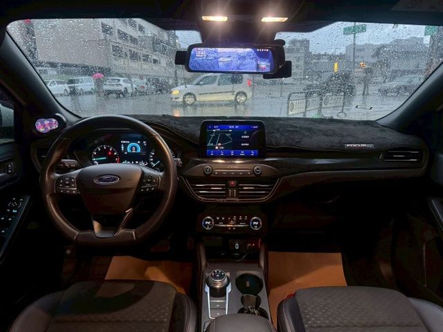 Focus ST-Line 摸門解鎖 跟車 定速 免鑰匙啟動 抬頭顯示 B&O音響 快控方向盤AppleCarPlay  第3張相片