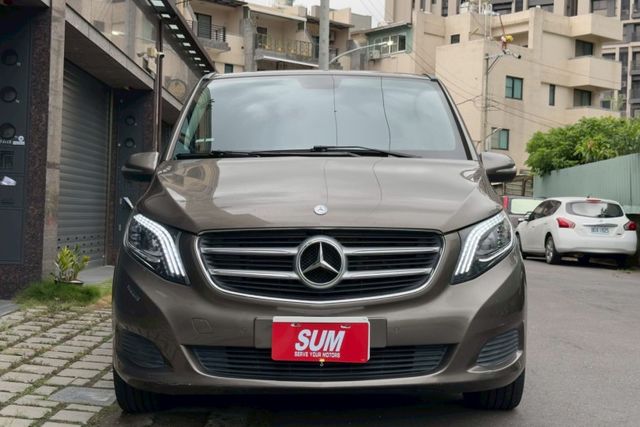 V250d 摸門解鎖 定速系統 快控方向盤 智慧頭燈 前後雷達偵測 雙前電動記憶加熱椅 分區恆溫 模式調節  電尾門  第3張相片