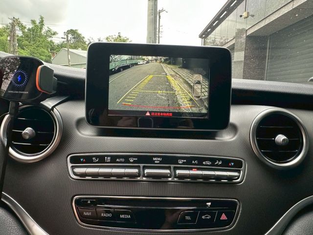 V250d 摸門解鎖 定速系統 快控方向盤 智慧頭燈 前後雷達偵測 雙前電動記憶加熱椅 分區恆溫 模式調節  電尾門  第10張相片